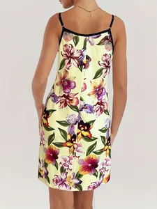 Rückansicht eines gelben Blumen-Slip-Kleides mit Orchideen und schwarzen Trägern