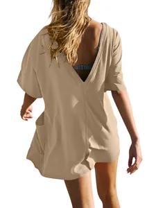 Detailansicht des rückenfreien V-Ausschnitts an einem lockeren khakifarbenen Damen-Jumpsuit.