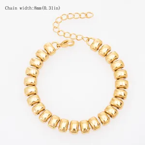 Vue détaillée d'un bracelet gourmette en acier inoxydable plaqué or de 8 mm de largeur