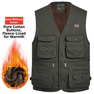 Détail d'un gilet utilitaire en coton doublé polaire vert foncé pour homme avec poches