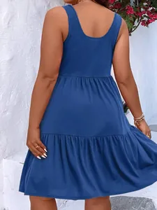 Vue arrière d'une robe midi bleue sans manches à volants grande taille en tissu texturé