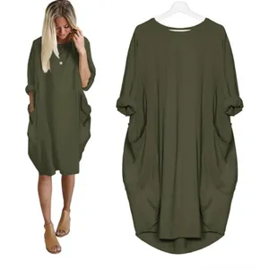 Vue détaillée de la robe décontractée ample vert armée avec poches et démonstration modèle