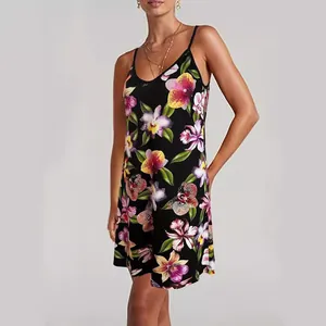 Stilvolles schwarzes Trägerkleid mit lebendigem Orchideen-Blumendruck für den Sommer