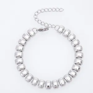 Vue détaillée du bracelet en acier inoxydable argenté avec perles rectangulaires