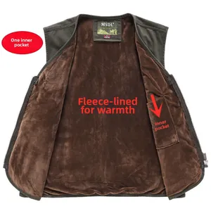 Gros plan sur la doublure en polaire marron et la poche intérieure de ce gilet vert olive.