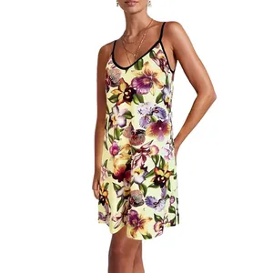 Elegantes Sommer-Trägerkleid mit Blumenmuster, Spaghettiträgern und lockerer Passform.