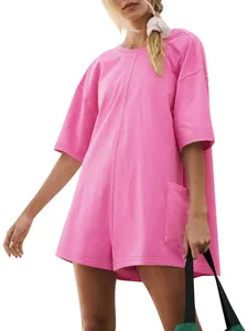 Detailansicht eines leuchtend rosa kurzärmeligen Jumpsuits für Damen mit Seitentasche