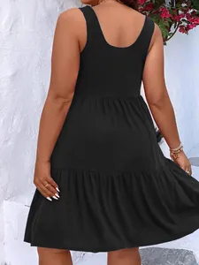 Vue arrière élégante d'une robe mi-longue noire sans manches à volants grande taille