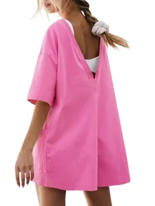 Detailansicht der Rückseite eines rosa locker sitzenden Jumpsuits mit V-Ausschnitt