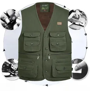 Vue détaillée de la veste utilitaire en coton vert avec coutures et plusieurs poches
