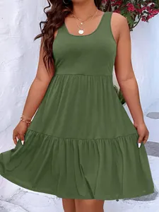 Vue détaillée de la robe midi sans manches à volants grande taille vert olive col rond