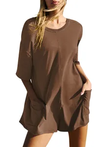 Lässiger brauner Damen-Kurzarm-Romper mit weitem Schnitt und praktischen Seitentaschen.