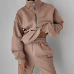 Completo sportivo in pile da donna beige con felpa a mezza zip e pantaloni della tuta