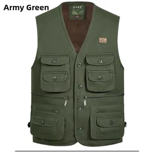 Vue de face d'un gilet d'extérieur en coton vert armée doublé polaire pour hommes