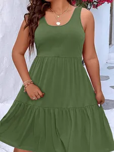 Gros plan sur une robe midi sans manches à volants vert olive de grande taille pour femmes