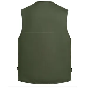 Vue arrière d'un gilet en coton vert militaire pour homme avec des coutures soignées