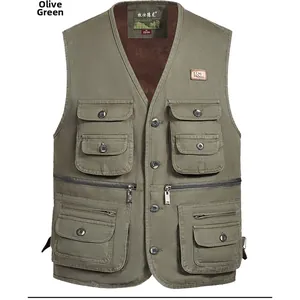 Vue détaillée d'un gilet chaud pour hommes gris-vert avec poches et boutons en coton