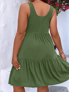 Vue arrière détaillée d'une robe midi sans manches à volants grande taille vert olive
