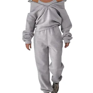 Completo sportivo da donna in pile grigio con felpa con zip e design a spalle scoperte