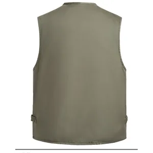 Vue arrière détaillée d'un gilet en coton chaud vert armée pour hommes âgés