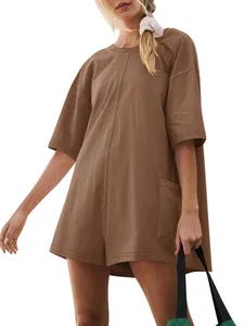 Lockerer brauner Kurzarm-Jumpsuit mit Seitentasche für Damen im Sommerurlaub