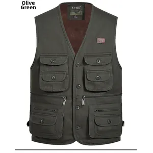 Détail du gilet doublé polaire vert olive pour hommes avec plusieurs poches