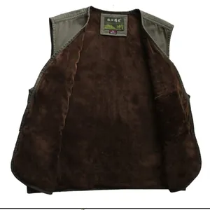Vue détaillée de la doublure polaire brune chaude dans un gilet en coton vert armée