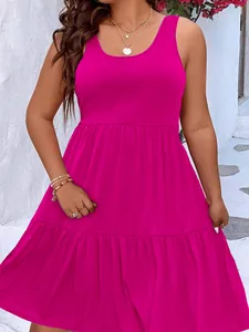 Détail d'une robe midi sans manches à volants fuchsia pour femmes de grande taille