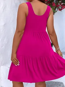 Vue de dos d'une robe midi fuchsia sans manches à volants grande taille sur fond blanc