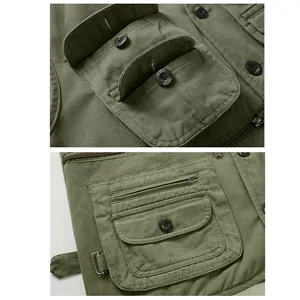 Détails des poches d'un gilet en coton vert armée avec des boutons et fermetures éclair.