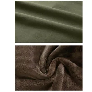 Détail en gros plan du tissu en coton vert armée et de la doublure polaire marron