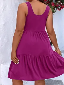 Vue de dos d'une robe midi fuchsia à étages et sans manches pour grandes tailles.