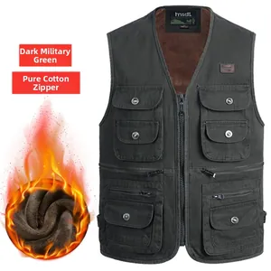Vue détaillée du gilet en coton doublé polaire pour hommes vert armée avec multipoches.