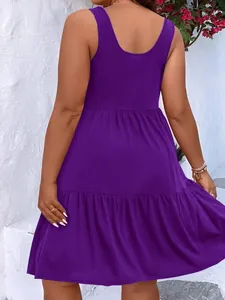 Vue arrière détaillée d'une robe midi violette sans manches à volants grande taille