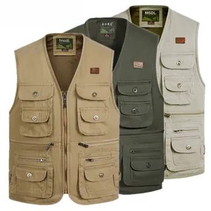 Détail de gilets multi-poches en toile de coton pour hommes déclinés en trois coloris