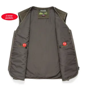 Détail des deux poches intérieures boutonnées d'un gilet polaire vert armée pour homme