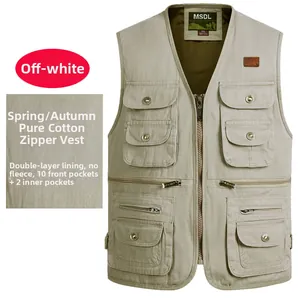 Détail d'un gilet en coton beige à poches multiples avec fermeture éclair et doublure.