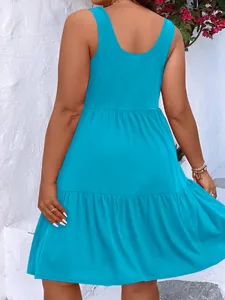 Vue arrière d'une robe midi élégante sans manches bleu grande taille pour l'été