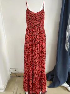 Detailansicht des roten Maxikleides mit Leopardenmuster und hoher Taille für Damen