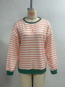 Dettaglio di un pullover casual a righe arancioni a maniche lunghe con colletto verde