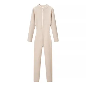 Vista frontale di una tuta in maglia beige con maniche lunghe e mezza zip