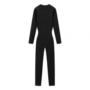 Vista posteriore dettagliata di una tuta intera in maglia nera a maniche lunghe da donna