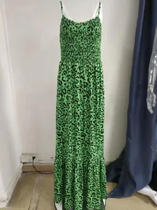 Grünes Maxikleid mit Leopardenmuster, gesmoktem Oberteil und schmalen Trägern
