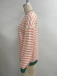 T-shirt a maniche lunghe minimalista con strisce arancioni e girocollo a costine verde
