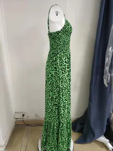 Seitenansicht grünes Maxikleid mit Leopardenmuster, gesmoktem Oberteil und Trägern