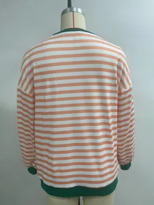 Vista posteriore della maglia a righe arancioni e bianche con bordi a coste verdi