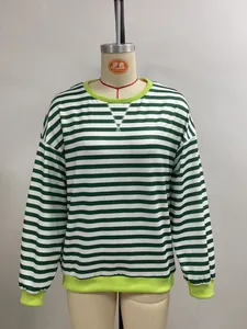 Vista dettagliata della t-shirt a righe bianche e verdi con finiture verde lime