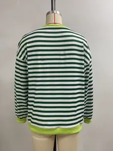 Vista posteriore di maglia a maniche lunghe a righe verdi e bianche con bordo neon