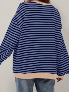 Vista posteriore di una t-shirt a maniche lunghe a righe blu con bordo beige a costine