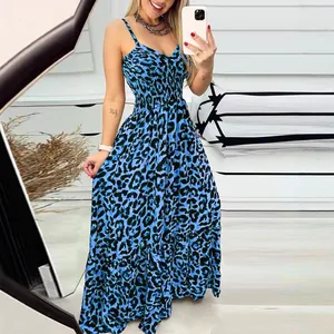 Elegantes rückenfreies Maxikleid mit blauem Leopardenprint und Spaghettiträgern
